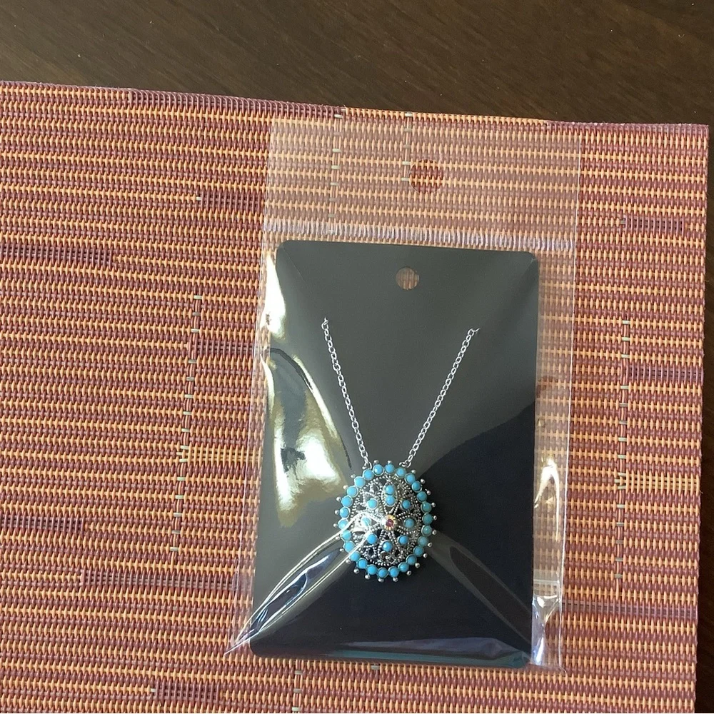 💥2/$24 or 3/$30💥 Boho Western Chic Turquoise and Silver Pendant Necklace. NWT - Picture 5 of 6